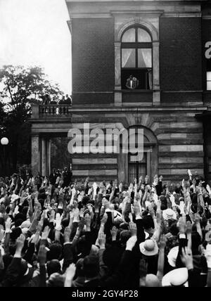 Adolf Hitler, Bayreuth Adolf Hitler, Gast bei den Bayreuther Festspielen, begrüßt die Menge während einer Aufführungspause vom Balkon aus. [Automatisierte Übersetzung] Stockfoto