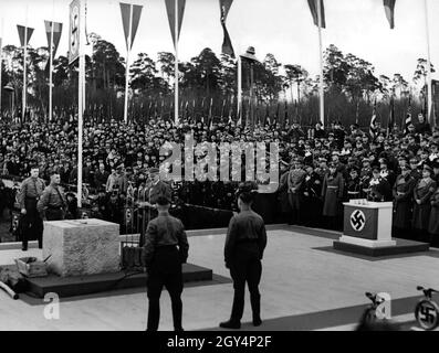 Während Hitlers Rede bei der Grundsteinlegung für die Fakultät für Verteidigungstechnik an der Technischen Universität Berlin, von links nach rechts, vor dem Platz: Albert Speer, Julius Schaub, Erich Raeder, Hermann Göring, Werner von Bloimberg und General Becker. [Automatisierte Übersetzung] Stockfoto