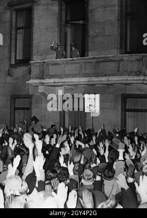 Am Wahlabend des anschließenden Referendums über die Annexion Österreichs an das Deutsche Reich traten Adolf Hitler und Joseph Goebbels auf einen Balkon der Reichskanzlei in der Wilhelmstraße, um sich der jubelnden Menge zu zeigen. [Automatisierte Übersetzung] Stockfoto