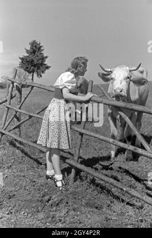 Der österreichischen Fictitious character Gusti Wolf macht das Ferien auf dem Lande, Deutschland 1930er Jahre sterben. Österreichische Schauspielerin Gusti Wolf im Urlaub auf dem Lande, Deutschland 1930. Stockfoto