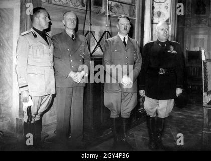 Von links: Graf Galeazzo Ciano, Joachim von Ribbentrop, Adolf Hitler und Benito Mussolini im Palazzo Vechio in Florenz. [Automatisierte Übersetzung] Stockfoto