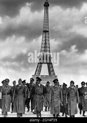 "Nach der Besetzung Frankreichs besuchte Hitler 1940 einmal Paris, um sich von der Architektur seines geplanten ''Über-Paris'', der größenwahnsinnigen Welthauptstadt Germania, inspirieren zu lassen. Zu diesem Zweck begleiteten ihn der Architekt Hermann Giesler (zweiter von links), sein persönlicher Architekt und Rüstungsminister, der ambitionierte Albert Speer und der Bildhauer und Architekt Arno Breker (rechts von Hitler). In der zweiten Reihe von links: SS-Führer Karl Wolff, Generaloberst Keitel, SA-Führer Brückner, Karl Brandt, Reichschef Martin Bormann und Reichspressechef Otto Dietrich. [Automatisiert Stockfoto