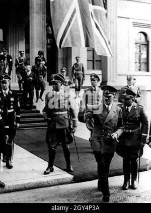 Das Ohr des Nazi-Führers, vor allem in den letzten Jahren, hielt Martin Bormann, der zu einem der einflussreichsten Nazi-Funktionäre wurde, hier auf der Münchner Konferenz vor dem Führerbau (Königsplatz) im September 1938. Bormann verdrängte nach und nach Konkurrenten wie Wilhelm Brückner und sah sich ab 1941 in einer der einflussreichsten Positionen in der NS. Adjudant Julius Schaub links, Karl Wolff ganz links. [Automatisierte Übersetzung] Stockfoto