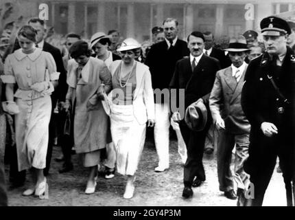 Hitler und Entourage im Seebad Heiligendamm an der Ostsee. Hinter Hitler laufen Wilhelm Brückner, Julius Schaub und rechts Joseph Goebbels. Die Damen rechts von Hitler sind Emmy Göring und [automatisierte Übersetzung] Stockfoto