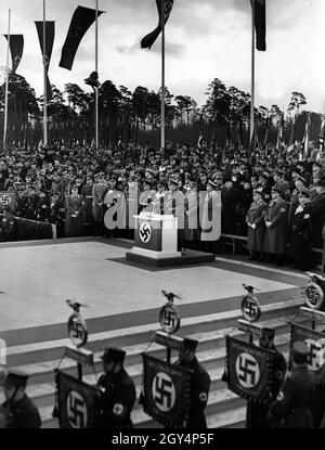 Bei der Grundsteinlegung für die Fakultät für Verteidigungstechnik der Technischen Universität Berlin ist hinter dem Sprecher zu sehen: Von links: Albert Speer, Julius Schaub, Erich Raeder, Hermann Göring, Werner von Blomberg, Adolf Hitler, Reichsminister Rust, Robert Ley, Reichsminister Frank und Otto Dietrich. [Automatisierte Übersetzung] Stockfoto