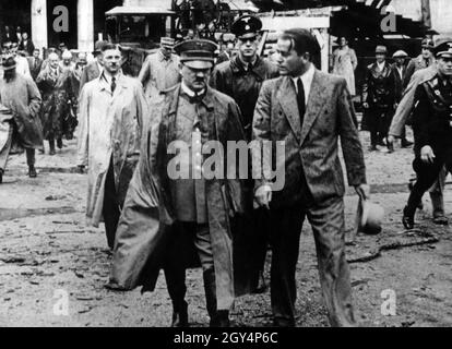 Adolf Hitler untersucht den Fortschritt der Gebäude auf dem Reichsparteitagsgelände in Nürnberg mit dem Architekten Albert Speer. [Automatisierte Übersetzung] Stockfoto