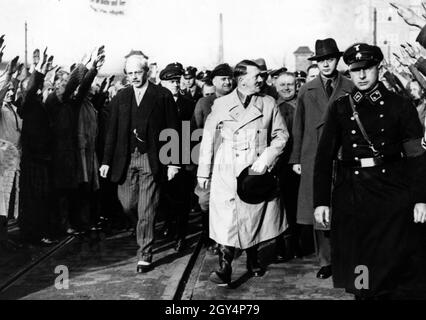 Hitler nimmt an einem Treffen von Siemens-Arbeitern mit Karl Friedrich von Siemens Teil. Anlass ist eine Rede vor den Reichstagswahlen 1933 im Siemens-Dynamo-Werk in der Nonnenallee. [Automatisierte Übersetzung] Stockfoto