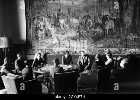 Adolf Hitler im Gespräch mit Diplomaten der Republik China in der neuen Reichskanzlei. Von links: Generalleutnant Kurei, Botschafter Chen Tianfang, Robert Chi Chun, Dr. Li Kung, Adolf Hitler, Navy Minister Chen und Generalsekretär Wong. (Undated photo) [automatisierte Übersetzung] Stockfoto