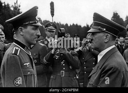 Adolf Hitler steht an seinem Geburtstag im Gespräch mit einem nicht beauftragten Offizier der Wehrmacht im Führerhauptquartier. [Automatisierte Übersetzung] Stockfoto