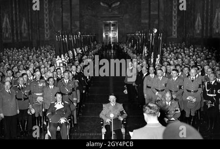 Hermann Göring, Adolf Hitler und Robert Ley hören sich eine Rede von Rudolf Hess anlässlich Hitlers 50. Geburtstag an. Das Foto wurde am 30. April 1939 aufgenommen. Im Hintergrund (von links): Minister Walther Funk, Reichschef NSKK Adolf Hühnlein, Reichjugendführer Baldur von Schirach, Generaloberst Fedor von Bock, Propagandaminister Joseph Goebbels, Stabschef SA Viktor Lutze. [Automatisierte Übersetzung] Stockfoto