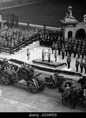 "In den Jahren vor dem Krieg wurde immer zum Geburtstag des 'Führers' und Diktators Reichskanzler Adolf Hitler eine Militärparade abgehalten. Hier, im Jahr 1938, passieren Lichtfeld-Artillerie-Einheiten der Wehrmacht mit 10.5 Kalibern Feldhaubitzen zusammen mit Hermann Göring (links), Erich Raeder (verdeckt) und Walther von Brauchitsch Adolf Hitler. [Automatisierte Übersetzung]' Stockfoto