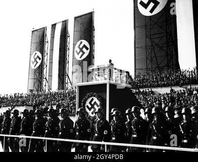 Hitler hält eine Rede auf der Festveranstaltung im Tempelhofer Feld in Berlin. Vor ihm war wie immer die Leibstandarte Adolf Hitler heraufgemarschiert, um die Absperrung zu garantieren. [Automatisierte Übersetzung] Stockfoto