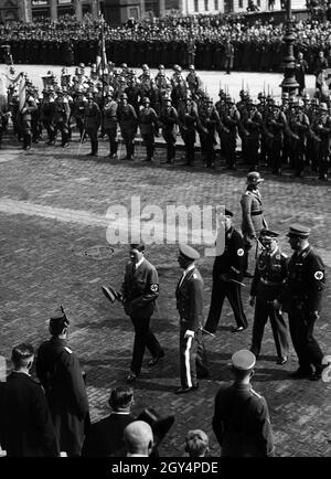 Bester Mann Adolf Hitler, Wilhelm Brückner und Julius Schaub vor dem Kroll-Opernhaus bei Hermann Görings Hochzeit. [Automatisierte Übersetzung] Stockfoto