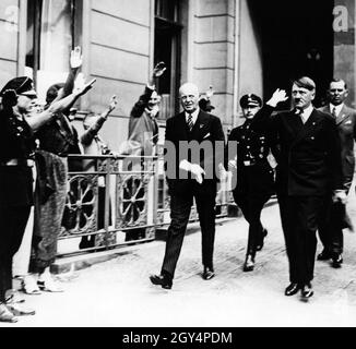 „Adolf Hitler ist zusammen mit Staatssekretär Lammers als neu ernannter Reichskanzler in Anzug und Krawatte nach einer Kundgebung des neuen Propagandaministers Goebbels zum „Kampf gegen Hunger und Kälte“. Rechts hinter Hitler Julius Schaub. [Automatisierte Übersetzung]' Stockfoto