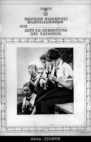 Happy Birthday Telegramm der Deutschen Reichspost zum Geburtstag Adolf Hitlers im Jahr 1938, in dem Mädchen auf der Flöte des Bundes deutscher Mädels des Untergaus oder Obergebiets Ost Berlin gezeigt werden. Das Mädchen rechts trägt ein sichtbares Traditionsdreieck auf ihrem Uniform-Hemd, was darauf hinweist, dass sie bereits Mitglied des BDM war, bevor die Nazis 1933 die Macht übernahmen. [Automatisierte Übersetzung] Stockfoto