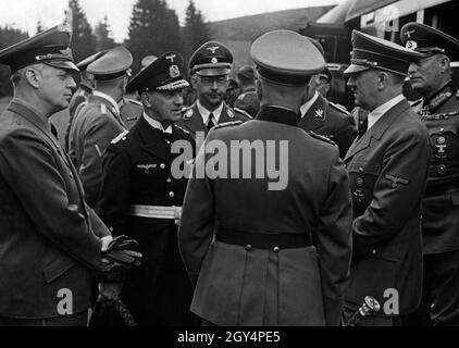 Adolf Hitler ist im Hauptquartier des Führers von Kommandanten und Militäroffizieren umgeben. Um ihn herum, von links, sind Joachim von Ribbentrop, Erich Raeder, Heinrich Himmler, Wilhelm Keitel und, weggewandt, Walther von Brauchitsch mit dem Stab seines Feldmarschalls auf seiner rechten Seite. [Automatisierte Übersetzung] Stockfoto