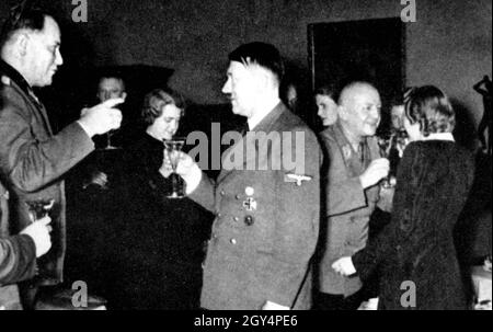 Adolf Hitler im Gespräch mit Wilhelm Brückner. Rechts Hans Heinrich Lammers mit Eva Braun. [Automatisierte Übersetzung] Stockfoto