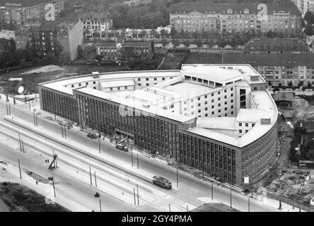 Am 22. Januar 1931 wurde das neue Berliner Rundfunkhaus (heute: Haus des Rundfunks) in der Masurenallee in Berlin-Westend eingeweiht. Das Bild wurde vor der Einweihung vom Berliner Funkturm aufgenommen. Der Kaiserdamm verläuft im Hintergrund. [Automatisierte Übersetzung] Stockfoto