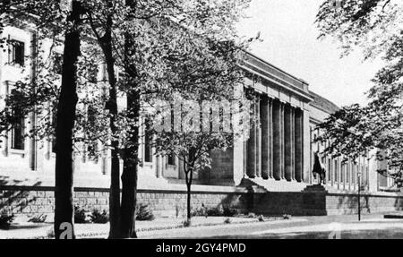 Die Vorderseite an der Rückseite des Gebäudes nördlich der neuen Reichskanzlei entlang der Voßstraße. Hitlers Arbeitszimmer, mit Blick auf den Garten, war hinter den Säulen und daher auf der Nordseite immer schattig. Zwei große Pferdestatuen säumten die Treppe in den Garten, der ein mit Mosaiken geschmücktes Wasserbecken enthielt, das von Hitlers Arbeitszimmer aus gesehen werden konnte. [Automatisierte Übersetzung] Stockfoto