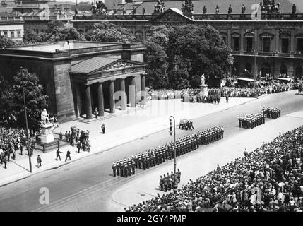 Die Marine übernahm am 30. Mai um 1930 die Ehrenwache vor der Neuen Wache (damals: Gedenkstätte) in Berlin-Mitte. Anlass war die Erinnerung an die Schlacht von Skagerrak im Ersten Weltkrieg, die am 30. Und 31. Mai gefeiert wurde. Die Marines marschierten, begleitet von Pressekameras und einer großen Menschenmenge, durch das Brandenburger Tor entlang der Straße unter den Linden zur Neuen Wache, wo sie die Reichswehrwache entlasteten. Das Waffenhaus befindet sich auf der rechten Seite. [Automatisierte Übersetzung] Stockfoto