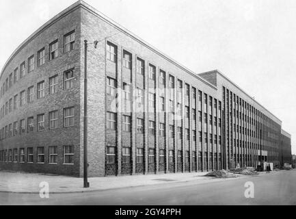 Das neue Berliner Rundfunkhaus (heute: Haus des Rundfunks) in der Masurenallee, Ecke Bredtschneiderstraße in Berlin-Westend. Das Foto wurde kurz vor der Eröffnung im Januar 1931 aufgenommen. Auf dem Bürgersteig finden noch Restarbeiten statt. [Automatisierte Übersetzung] Stockfoto