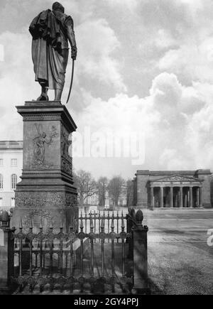 Die Bronzestatue des Feldmarschalls Gebhard Leberecht von Blücher steht 1937 auf der Straße unter den Linden in Berlin-Mitte. Gegenüber befinden sich die Humboldt-Universität (links), die Bülow-Statue (Mitte) und die Neue Wache (rechts). [Automatisierte Übersetzung] Stockfoto