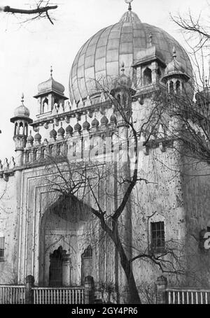 Das Foto zeigt die erste Moschee in Berlin in der Brienner Straße mit Einschusslöchern und beschädigter Fassade. Foto undatiert, vermutlich aufgenommen 1945 nach den Kämpfen um die Stadt Berlin im Zweiten Weltkrieg [Automatisierte Übersetzung] Stockfoto