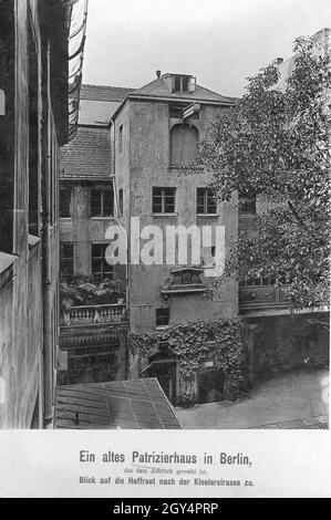 Das Foto von 1908 zeigt den Innenhof eines alten Patrizierhauses in der Klosterstraße in Berlin-Mitte, das abgerissen werden soll. [Automatisierte Übersetzung] Stockfoto