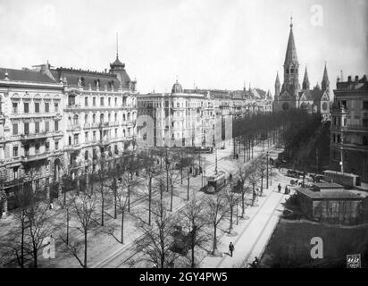 Das Foto zeigt den Kurfürstendamm an der Ecke Joachimsthaler Straße in Berlin-Charlottenburg im Jahr 1902 mit Blick auf die Kaiser-Wilhelm-Gedächtniskirche am Auguste-Viktoria-Platz (heute: Breitscheidplatz). [Automatisierte Übersetzung] Stockfoto