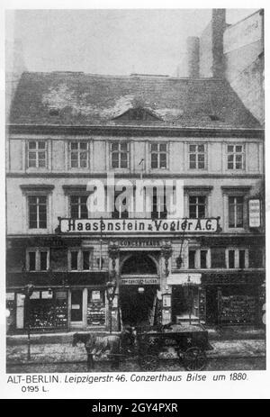 'Das Foto zeigt die Leipziger Straße Nr. 46 in Berlin-Mitte um das Jahr 1880. Das Gebäude beherbergt das ''Concerthaus Bilse'' und die Werbeagentur ''Haasenstein und Vogler A.G.''. Vor dem Gebäude hält ein Pferdewagen an, der anscheinend Kartoffeln geladen hat. [Automatisierte Übersetzung]' Stockfoto