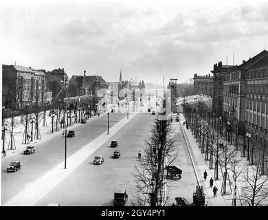 Der Blick geht vom Hochhaus am Knie an der Ost-West-Achse (heute: Straße des 17. Juni) in Berlin-Charlottenburg in Richtung Landwehrkanal, Siegessäule und Berlin-Mitte. Das Bild wurde am 17. April 1939 aufgenommen und zeigt die Vorbereitungen für Adolf Hitlers Geburtstagsparade. In der Bildmitte werden vor dem Hauptgebäude der TU Berlin große Tribünen errichtet. Im Hintergrund links sieht man den Kirchturm der Kaiser-Friedrich-Gedächtniskirche. [Automatisierte Übersetzung] Stockfoto