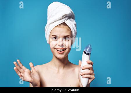 Fröhliche Frau mit einem Handtuch auf dem Kopf entfernen Mitesser Hautpflege Stockfoto