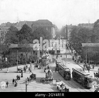 Der Verkehr fließt 1915 aus der Leipziger Straße über den Leipziger Platz und den Potsdamer Platz in Berlin-Mitte. Unter ihnen sind elektrische Straßenbahnen und die ersten motorisierten Busse. [Automatisierte Übersetzung] Stockfoto