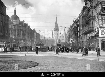 Das Foto zeigt die Tauentzienstraße in Berlin-Charlottenburg am 22. Januar 1938 mit Blick vom Wittenbergplatz auf die Kaiser-Wilhelm-Gedächtniskirche und das Gloria-Schloss im Hintergrund. [Automatisierte Übersetzung] Stockfoto