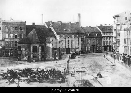 'Dieses Foto von Friedrich Albert Schwartz zeigt die Westseite des Spittelmarktes mit der Spittelkirche in Berlin-Mitte im Jahr 1868. Der Kirchturm wurde bereits demontiert, einige Jahre später wurde die ganze Kirche abgerissen, um Platz für Straßenbahngleise zu schaffen. Auf der linken Seite befindet sich ein Geschäft mit dem ''Möbel Spiegel Polster Waaren''. [Automatisierte Übersetzung]' Stockfoto