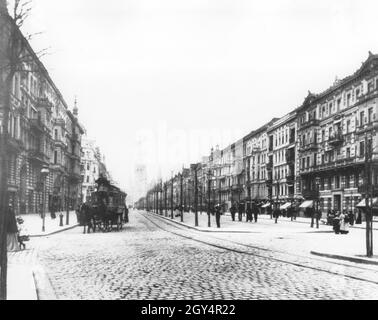 Das Foto zeigt die Tauentzienstraße in Berlin-Charlottenburg im Jahr 1897 vom Wittenbergplatz aus. Im Hintergrund sieht man die Kaiser-Wilhelm-Gedächtniskirche. [Automatisierte Übersetzung] Stockfoto