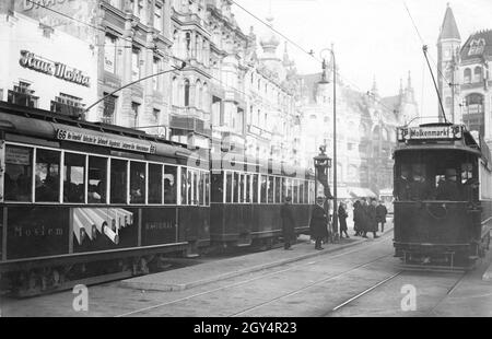 Das Foto zeigt den Spittelmarkt in Berlin-Mitte im Jahr 1926. Die Straßenbahn der Linie 66 mit der Werbung für "Moslem, National"-Zigaretten des Markenproblems fährt südlich nach Neu-Tempelhof, Linie 76 nordöstlich über die Gertraudenstraße nach Molkenmarkt. Auf der linken Seite befindet sich das ''Haus Mokka''. [Automatisierte Übersetzung]' Stockfoto