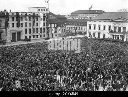 Am 27. März 1941 trafen sich Japans Außenminister Matsuoka Yosuke, Adolf Hitler und der japanische Botschafter Generalleutnant Oshima in der Neuen Reichskanzlei (Bild links) in der Wilhelmstraße im Zentrum Berlins. Eine große Menschenmenge am Wilhelmplatz wartet darauf, dass sie auf dem Balkon der Reichskanzlei erscheinen. Auf der rechten Seite des Bildes befindet sich das Ordenspalais. [Automatisierte Übersetzung] Stockfoto