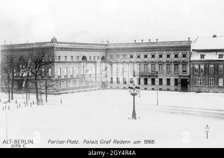 Das Foto zeigt das Palais Graf Redern am Pariser Platz in Berlin-Mitte im Jahr 1866. Das Hotel Adlon wurde später an dieser Stelle erbaut. Berlin ist mit Winterschnee bedeckt. [Automatisierte Übersetzung] Stockfoto