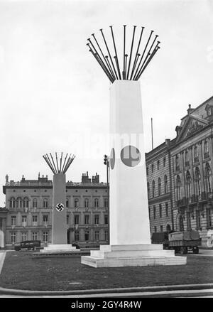 Am 24. März 1941 befanden sich diese Masten mit japanischer Flagge oder Hakenkreuz am Pariser Platz in Berlin-Mitte. Anlass war der Besuch des japanischen Außenministers Matsuoka Yosuke in Berlin. Er traf Hitler am 27. März. [Automatisierte Übersetzung] Stockfoto