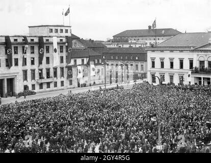 Am 27. März 1941 trafen sich Japans Außenminister Matsuoka Yosuke, Adolf Hitler und der japanische Botschafter Generalleutnant Oshima (von links nach rechts auf dem Balkon links im Bild) in der Neuen Reichskanzlei in der Wilhelmstraße in Berlin-Mitte. Eine große Menschenmenge auf dem Wilhelmplatz jubelt sie an. Auf der rechten Seite des Bildes befindet sich das Ordenspalais. [Automatisierte Übersetzung] Stockfoto