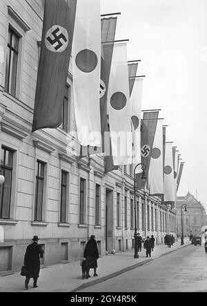 Das Foto zeigt die flaggendrapierten Gebäude in der Wilhelmstraße in Berlin-Mitte am 24. März 1941. Am 27. März 1941 trafen sich Japans Außenminister Matsuoka Yosuke und Adolf Hitler im Kanzleramt des Neuen Reiches. [Automatisierte Übersetzung] Stockfoto