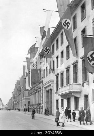 Am 27. März 1941 trafen sich Japans Außenminister Matsuoka Yosuke, Adolf Hitler und der japanische Botschafter Generalleutnant Oshima in der Neuen Reichskanzlei in der Wilhelmstraße in Berlin-Mitte. Das Bild zeigt die geschmückte Kanzlerei des Neuen Reiches (rechts) am Tag vor dem Treffen. [Automatisierte Übersetzung] Stockfoto