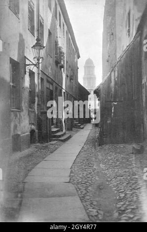 Diese Straße in Berlin-Mitte ist eine alte Gasse zwischen Fischerstraße und Fischerbrücke auf der Fischerinsel, aufgenommen 1931 (Gasse gibt es nicht mehr). Im Hintergrund sieht man den Turm des Alten Stadthauses (dann Neues Stadthaus). [Automatisierte Übersetzung] Stockfoto