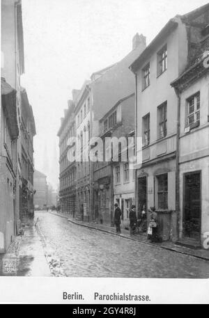 Das Foto von Waldemar Titzenthaler zeigt die Parochialstraße in Berlin-Mitte im Winter 1898 mit Blick auf Molkenmarkt und Nikolaikirche. Die Häuser auf der linken Seite mussten dem Bau des Altstadthauses im Jahr 1902 Platz machen. [Automatisierte Übersetzung] Stockfoto
