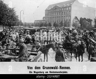 Pferdekutschen, Waggons und Menschen drängen sich im Mai 1918 auf dem Reichskanzlerplatz (heute: Theodor-Heuss-Platz) in Berlin-Westend. Sie sind auf dem Weg zur Grunewald-Rennbahn für die beliebten Pferderennen. Obwohl die Not im vierten Kriegsjahr allgegenwärtig war, scheint sie wenig Einfluss auf das gehobene und reiche Publikum bei den Pferderennen gehabt zu haben. [Automatisierte Übersetzung] Stockfoto