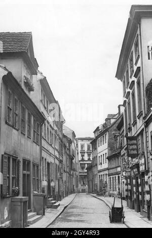 Das Foto von 1937 zeigt die Köllnische Straße auf der Fischerinsel in Berlin-Mitte (Straße existiert heute nicht mehr). Auf der rechten Seite befindet sich ein Zigarrenladen. [Automatisierte Übersetzung] Stockfoto