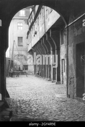 Das Foto zeigt den Großen Krögelhof in Berlin-Mitte, der 1934 durch den Torbogen gesehen wurde. Im selben Jahr wurde das Gebäude für einen Neubau abgerissen. [Automatisierte Übersetzung] Stockfoto