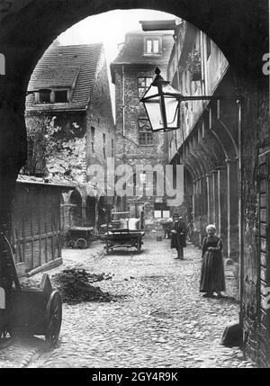 Das Foto zeigt den Großen Krögelhof in Berlin-Mitte im Jahr 1910, wie er durch den Torbogen gesehen wurde. [Automatisierte Übersetzung] Stockfoto