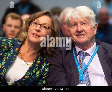 Rebecca Pow. Der parlamentarische Staatssekretär für innere Umwelt und Stanley Johnson, Vater des Premierministers Boris Johnson, bei einem Treffen am Rande der Sitzung. Stockfoto